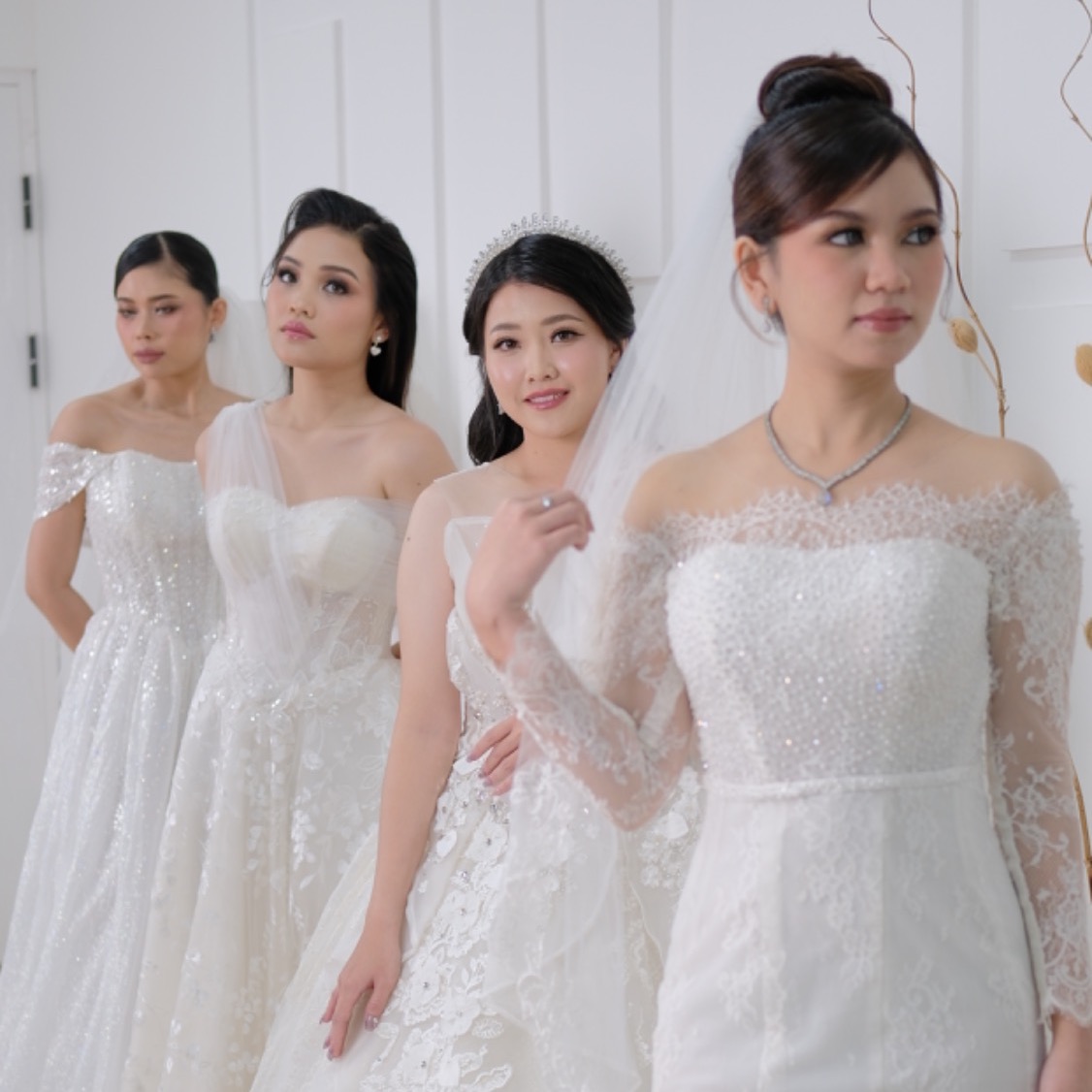 Empat model mengenakan gaun pengantin putih koleksi Vessavena